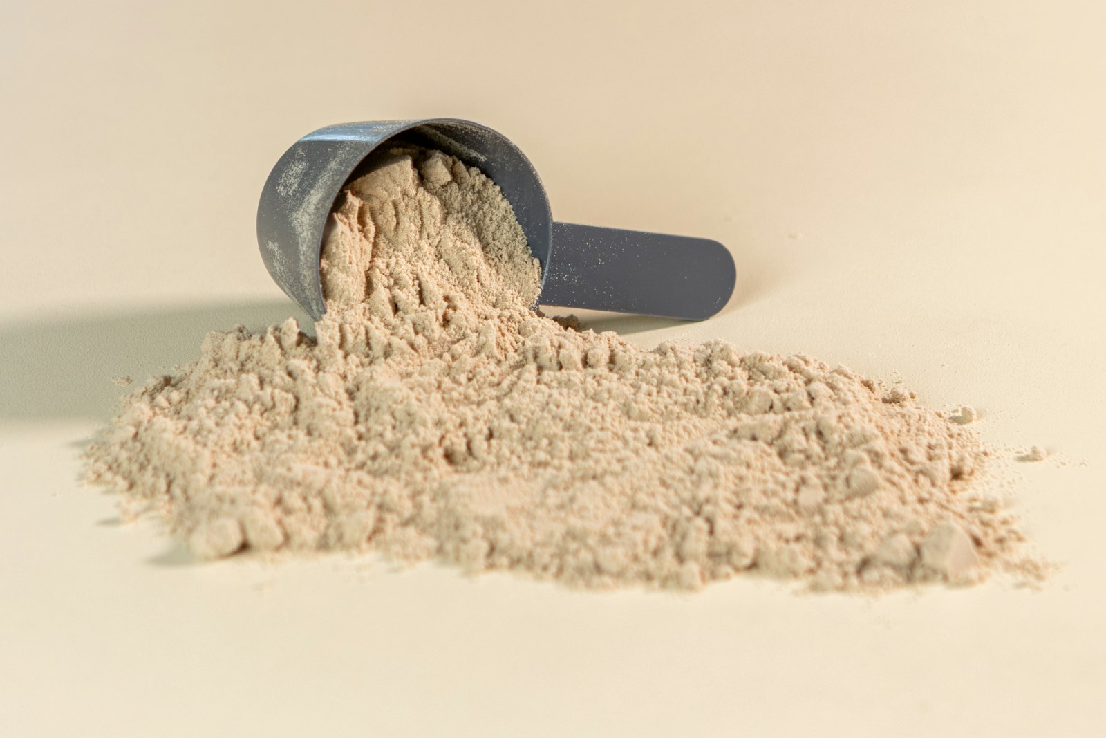 Messlöffel mit hellem Kollagenpulver auf einem Tisch