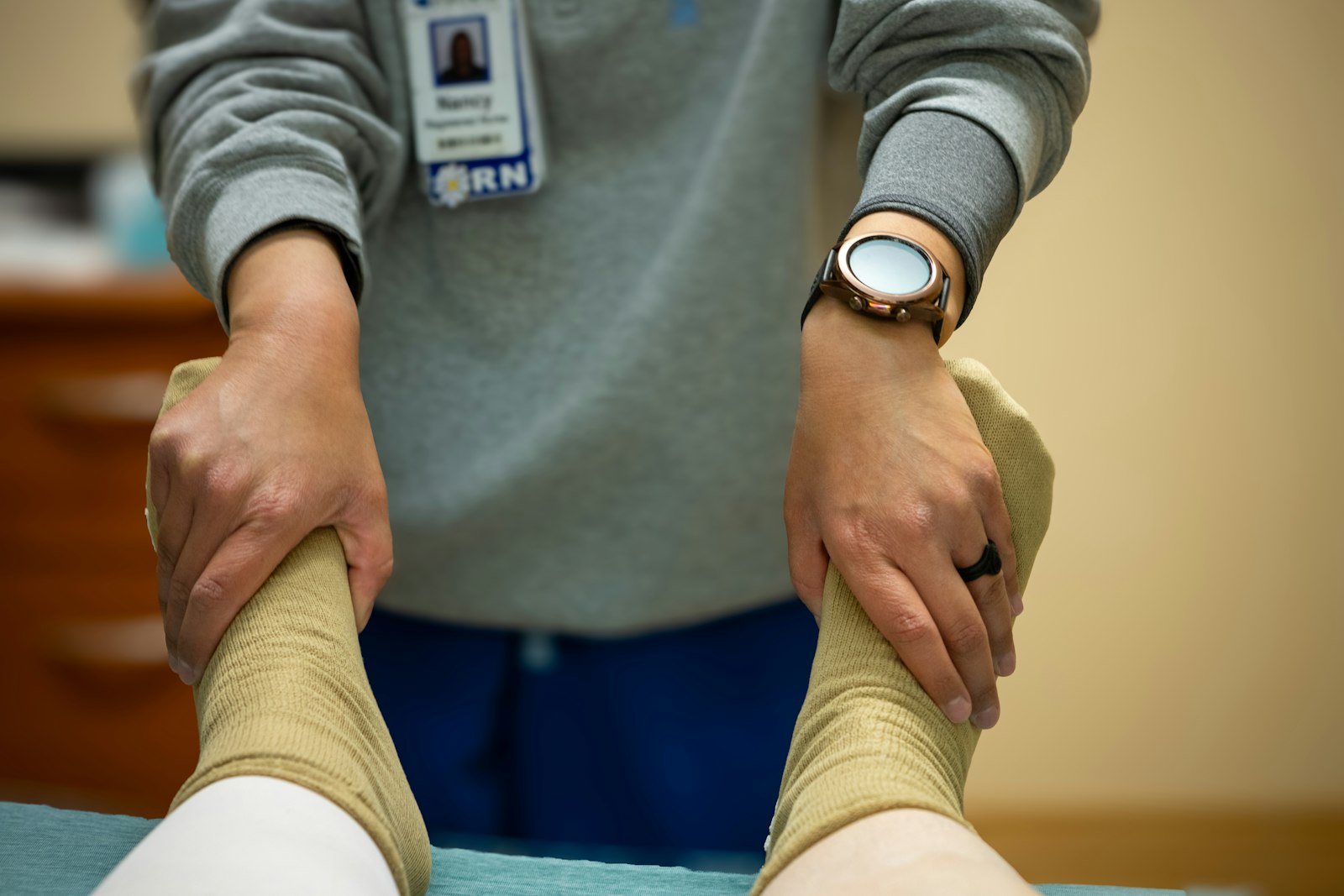Physiotherapeutische Untersuchung der Sprunggelenke einer Patientin